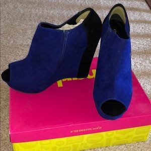 New!! Royal blue & black wedges. Open toe. 💙🖤